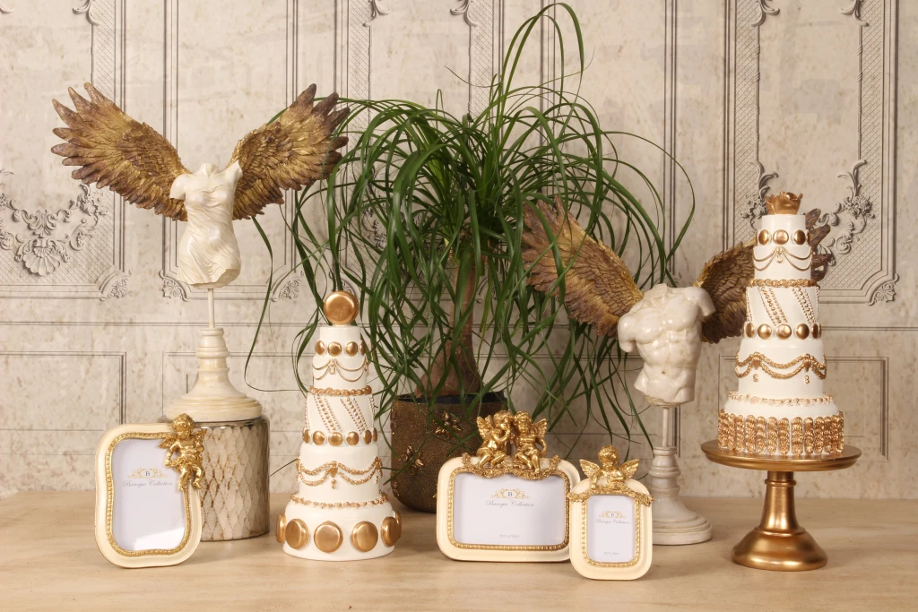 Koristekakku – valkoinen/kermainen kultakoristeilla – 33,5 cm – taidehartsista